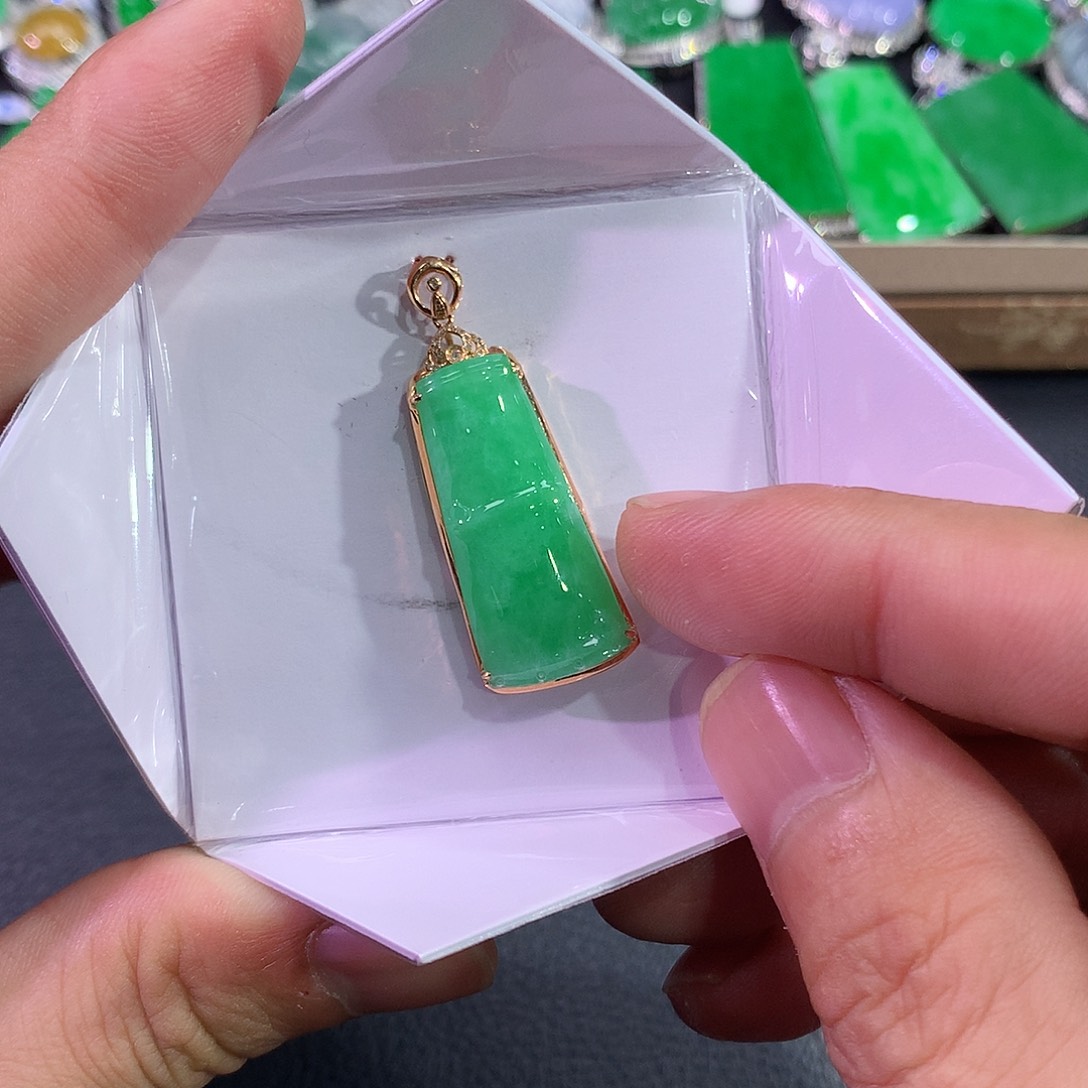 翡翠吊坠(赠链)18K金镶嵌一**腿