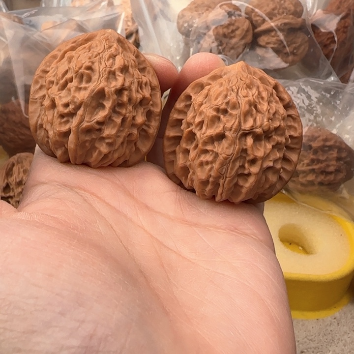 文玩核桃吊坠一**勇望瓶梅