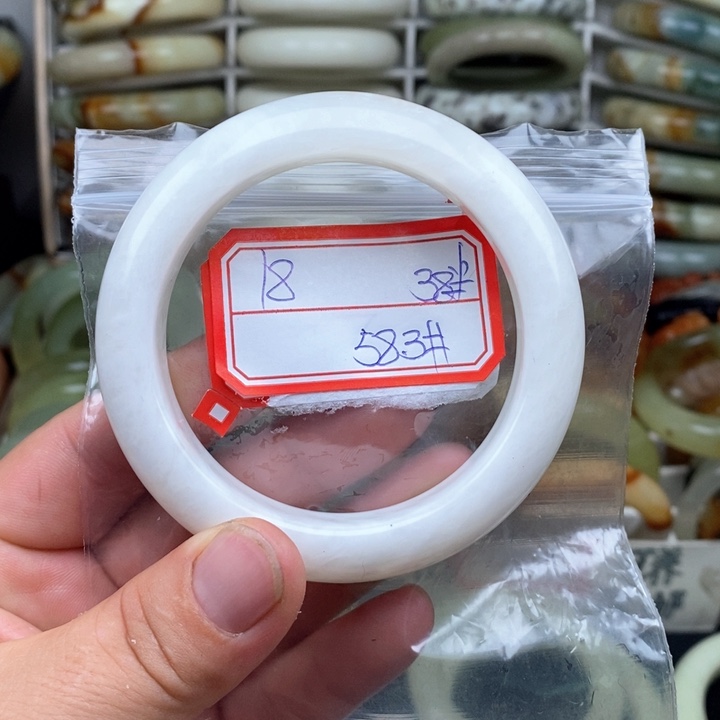 未镶嵌蛇纹石玉颈饰