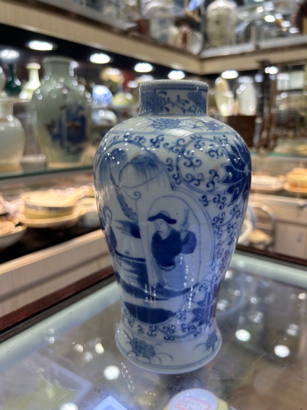 青花人物开窗撇足瓷器瓶，釉水莹润，