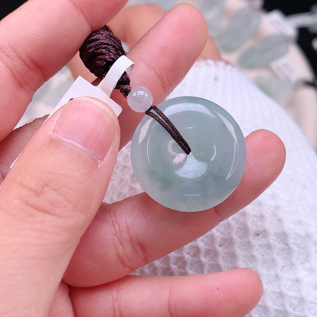 翡翠颈饰未镶嵌飘绿扣子