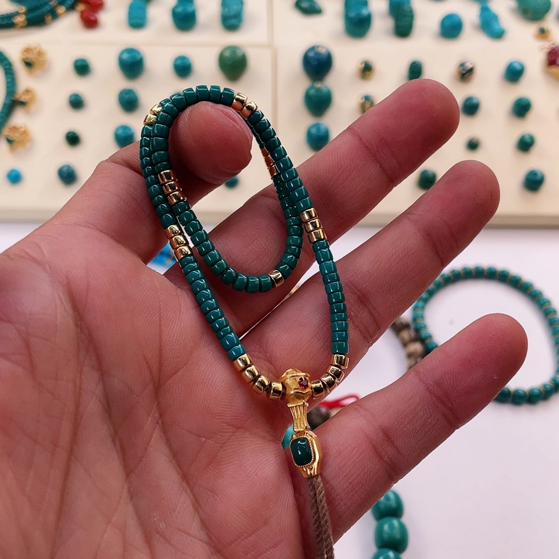 绿松石颈饰未镶嵌