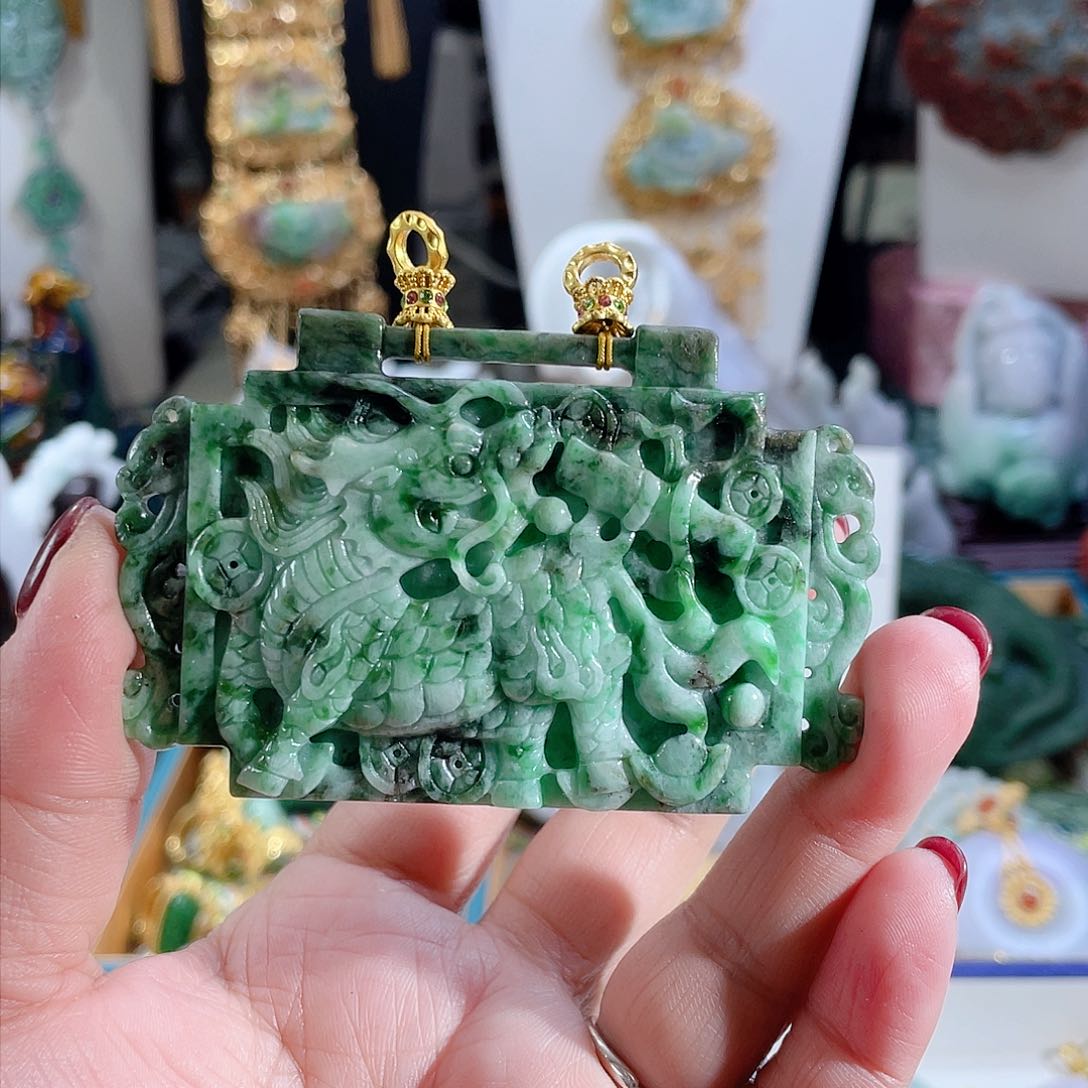 翡翠颈饰未镶嵌翡翠麒麟锁绿色