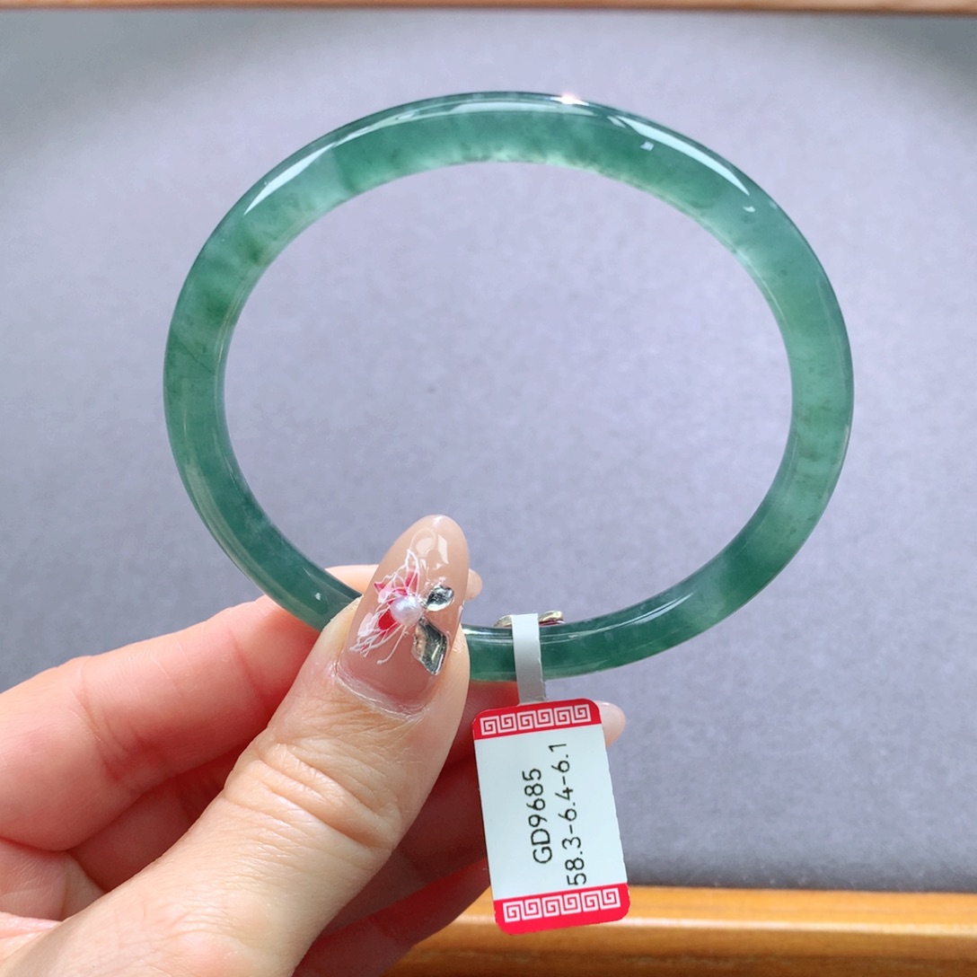 翡翠手镯未镶嵌天然翡翠手镯