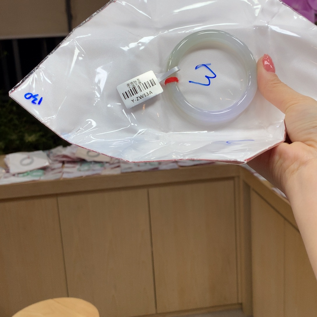 翡翠手镯未镶嵌不退不换