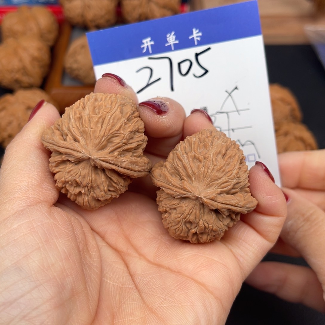文玩核桃吊坠白狮子37尺。 无刀修。2705