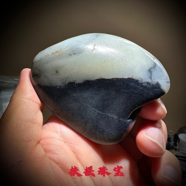 新疆和田玉籽青花飘墨意境黑白独籽[83.8*68*35.6mm/249g]