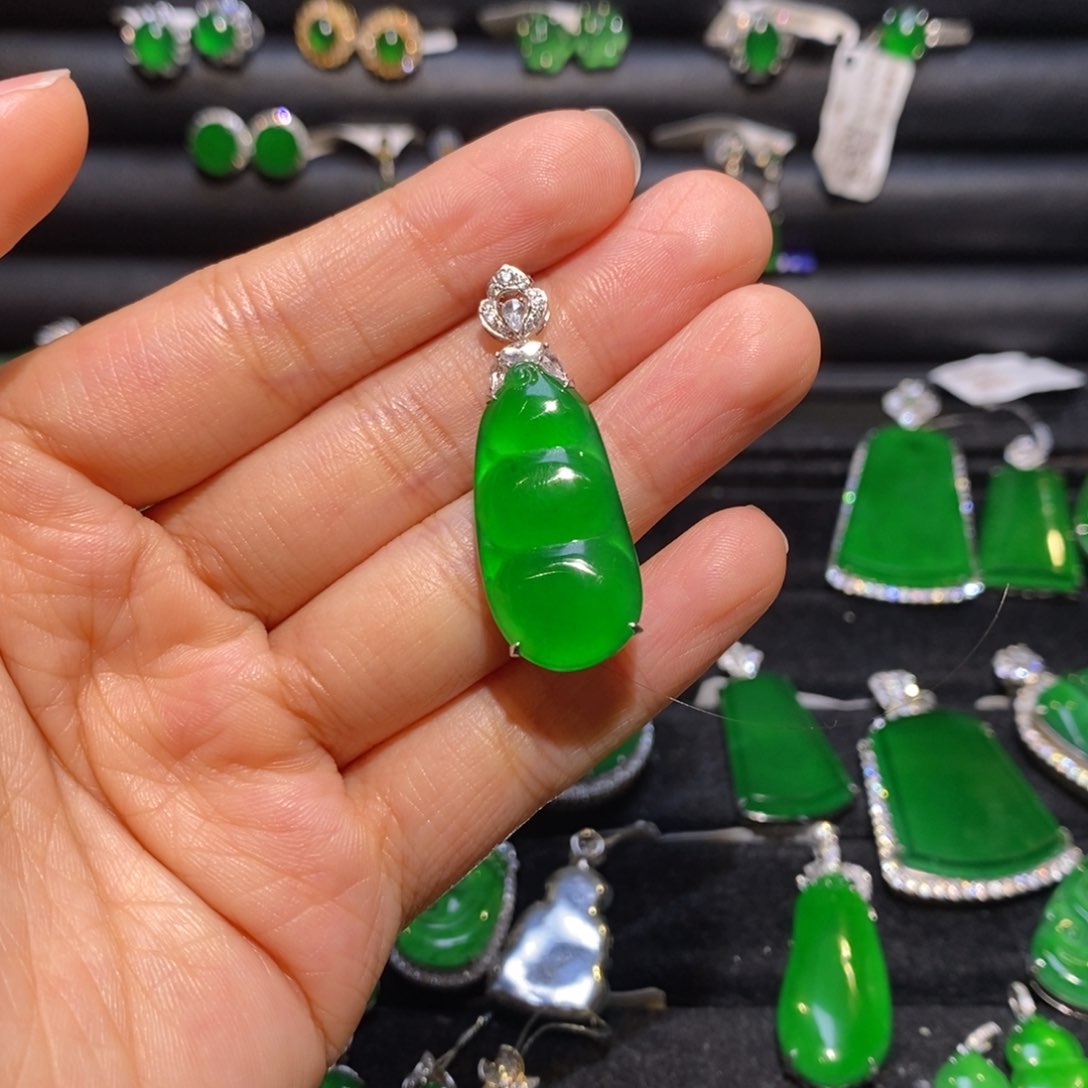 翡翠18K金镶嵌吊坠(不含链)豆豆四季豆福豆