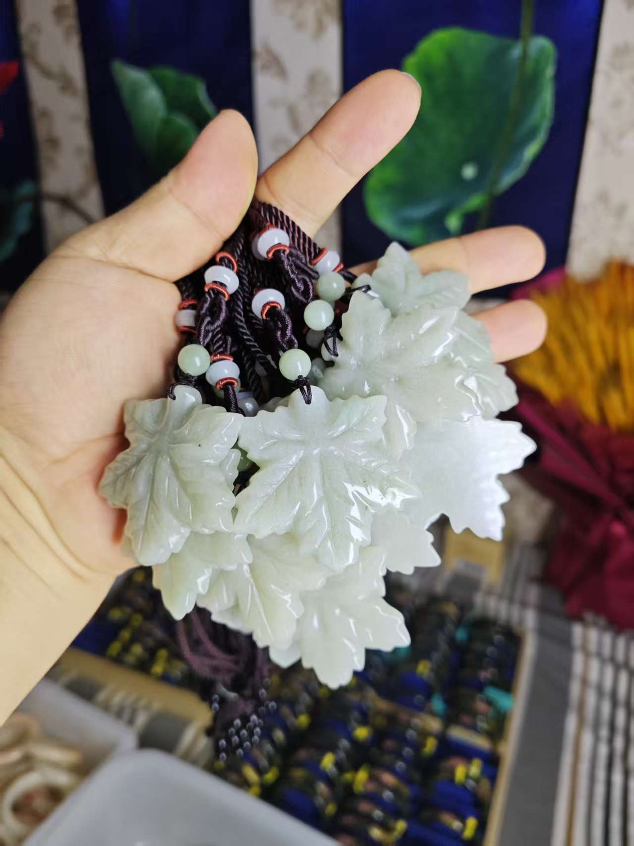 佘太翠的枫叶吊坠时尚百搭【石英质玉】