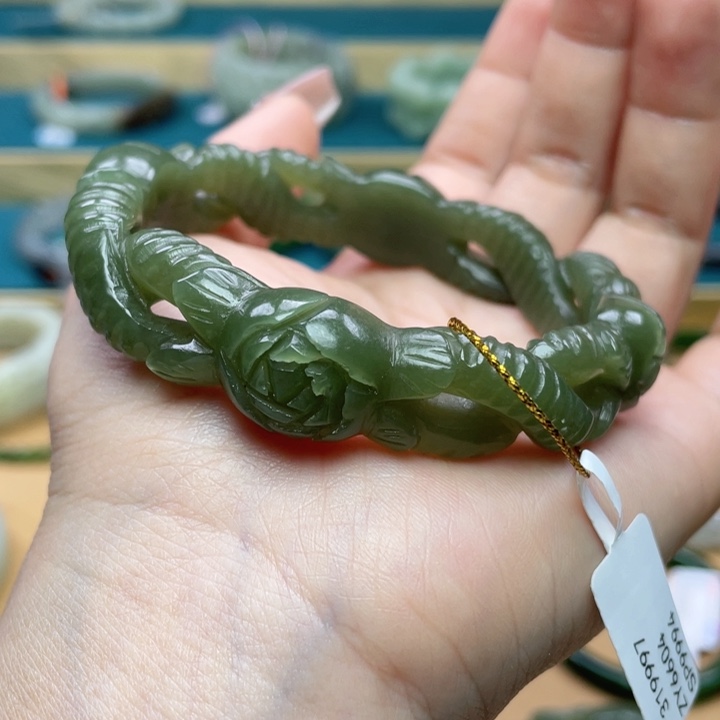 和田玉手镯60+圈口。编号77未镶嵌