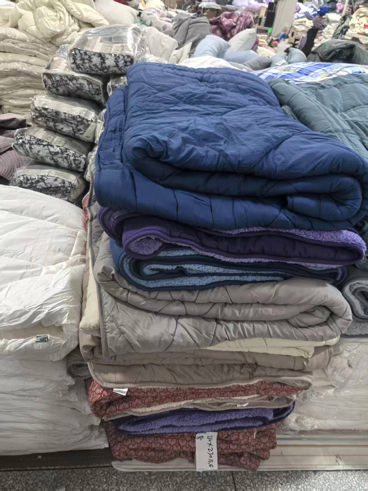 《厚广家》3楼210×230杂款一面羊羔绒被子 发1张，不挑色