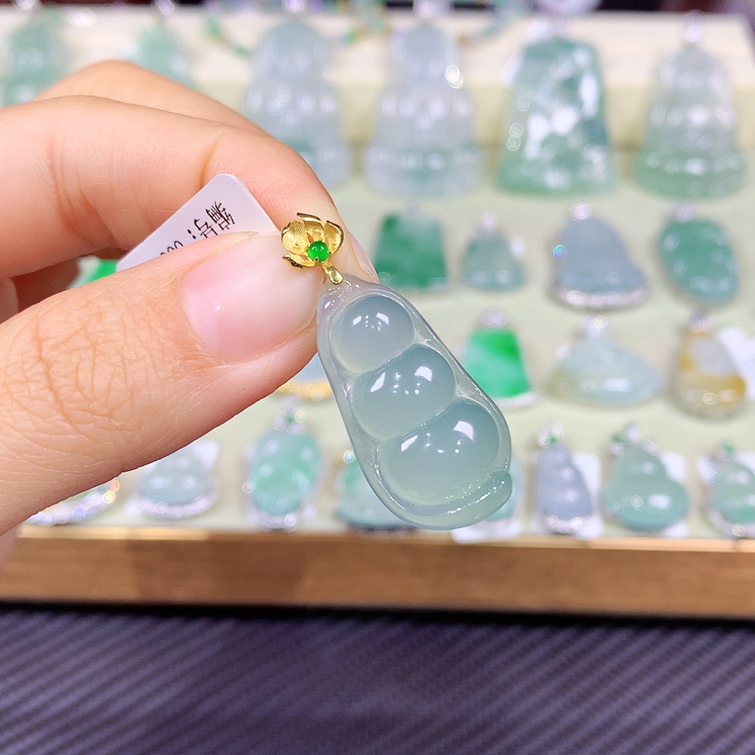 翡翠18K金镶嵌颈饰豆