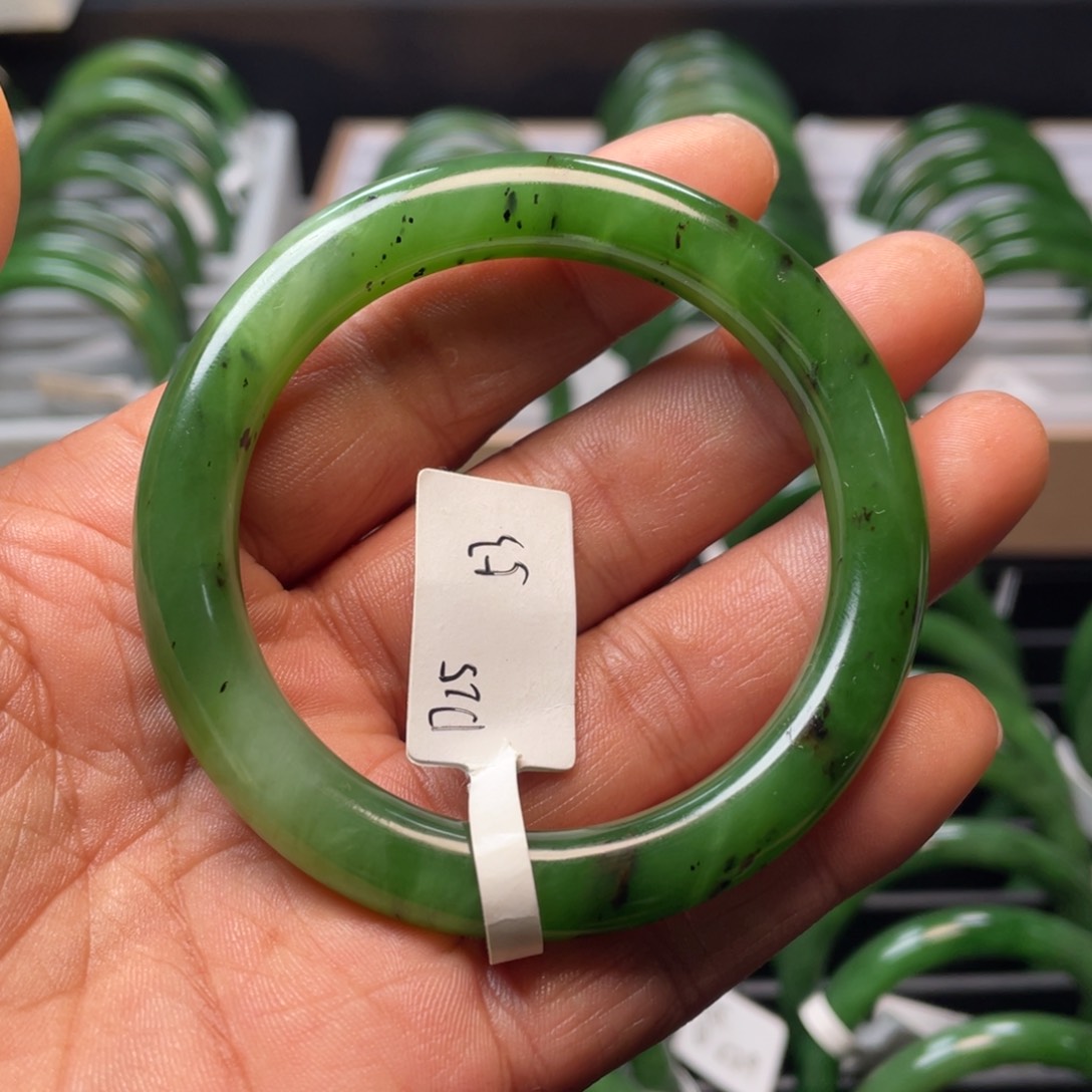 和田玉（碧玉）手镯未镶嵌瑕疵