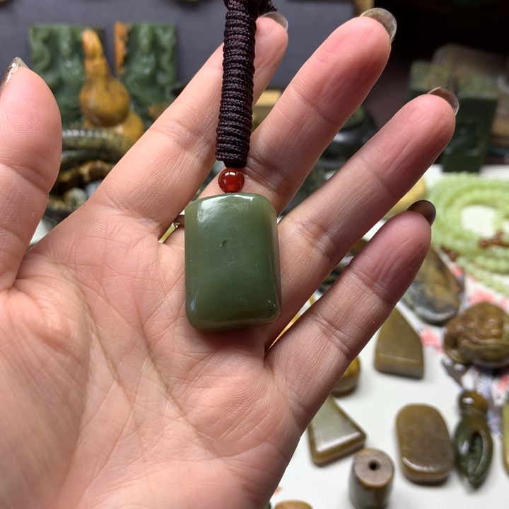 透闪石质玉未镶嵌颈饰