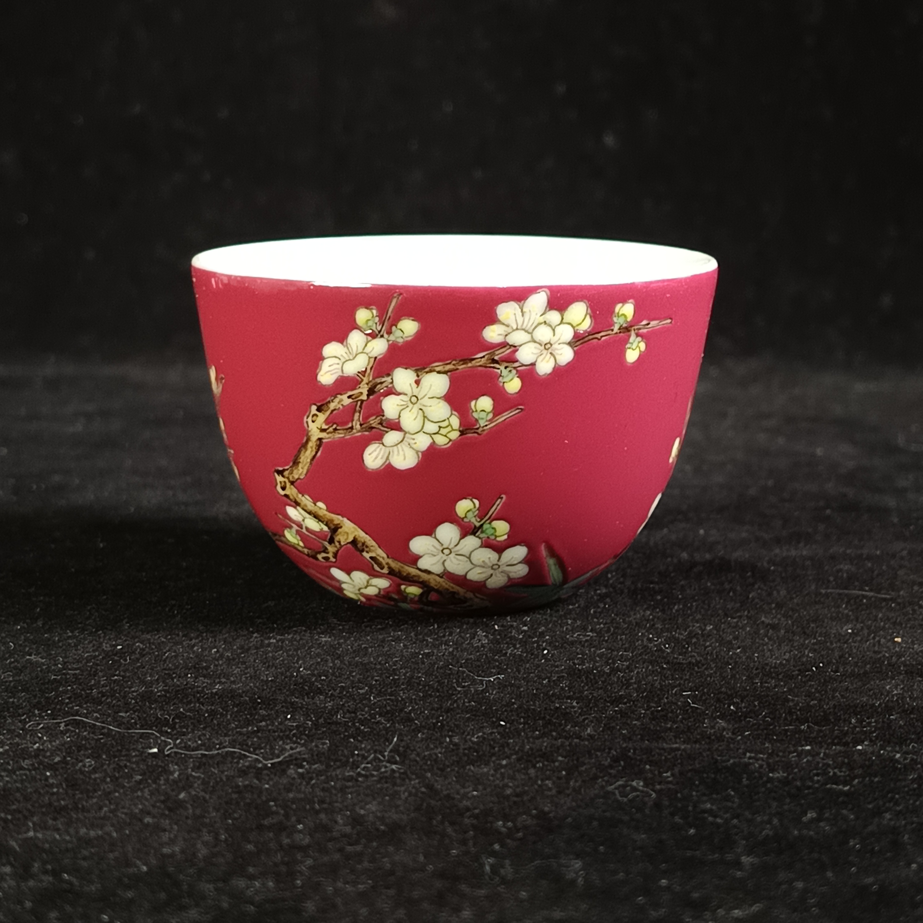 M胭脂红地粉彩梅花纹杯
