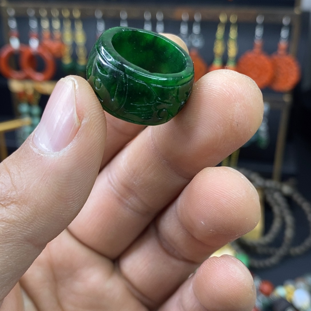 颈饰未镶嵌翡翠戒指