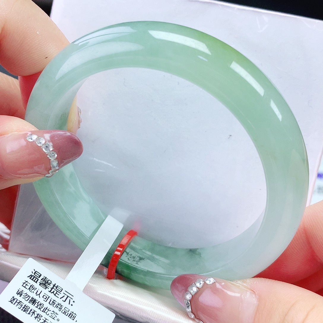 翡翠手镯未镶嵌54圈