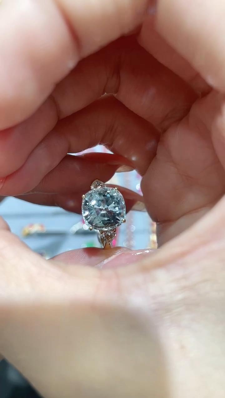 18K金镶嵌海蓝宝石戒指