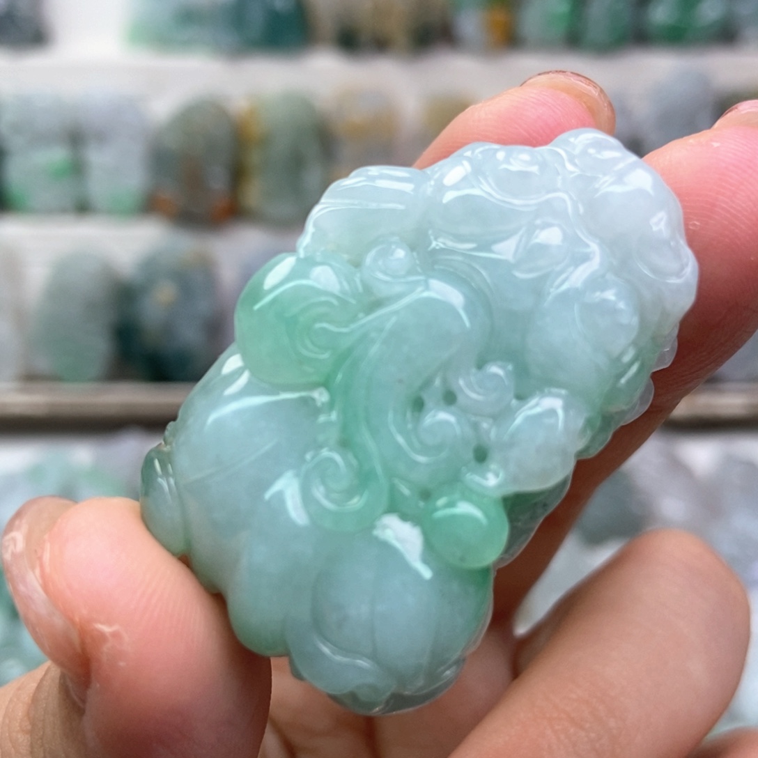 翡翠未镶嵌吊坠(赠链)口含珠