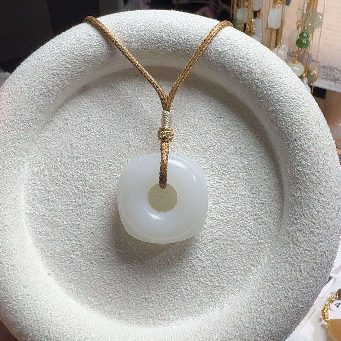 风***色和田玉未镶嵌颈饰方扣