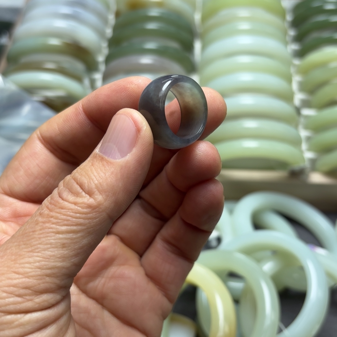 金***》和田玉未镶嵌手镯