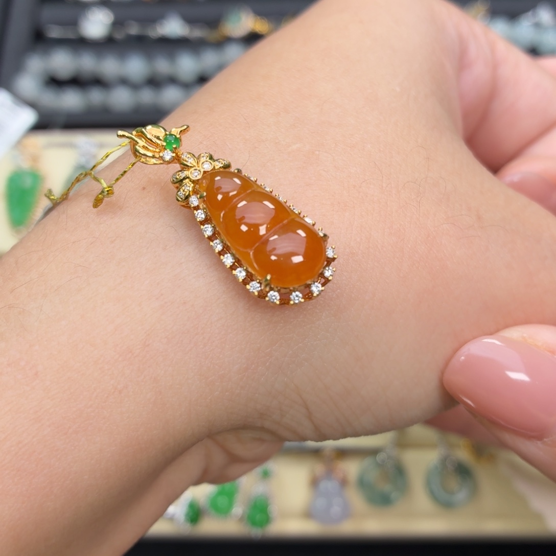 翡翠18K金镶嵌颈饰