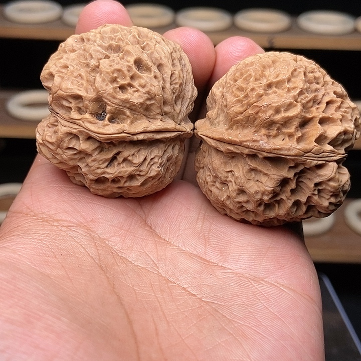 文玩核桃吊坠龙珠