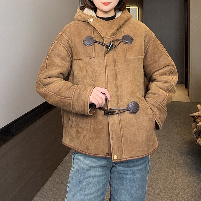 CJ2024年冬季新款皮毛一体外套女短款牛角扣连帽洋气JL2548
