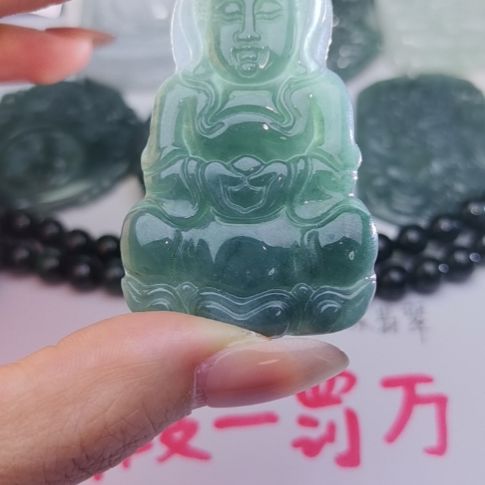 翡翠颈饰未镶嵌天然的A货翡翠