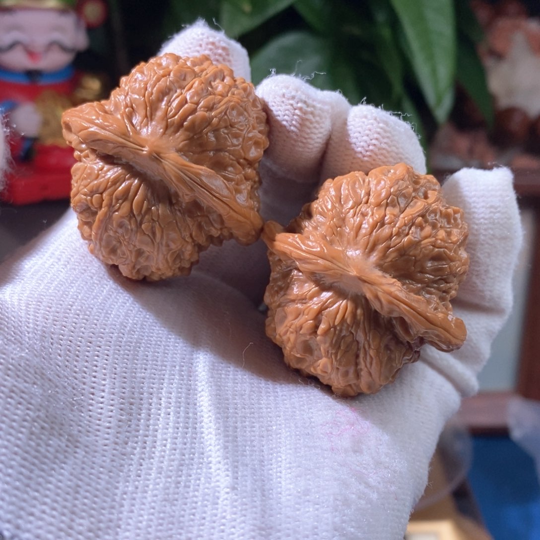 文玩核桃吊坠血麒麟