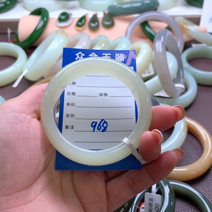 和田玉未镶嵌手镯52+