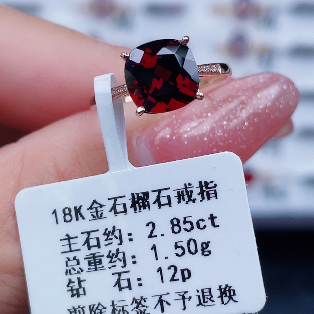 18K金镶嵌戒指石榴石
