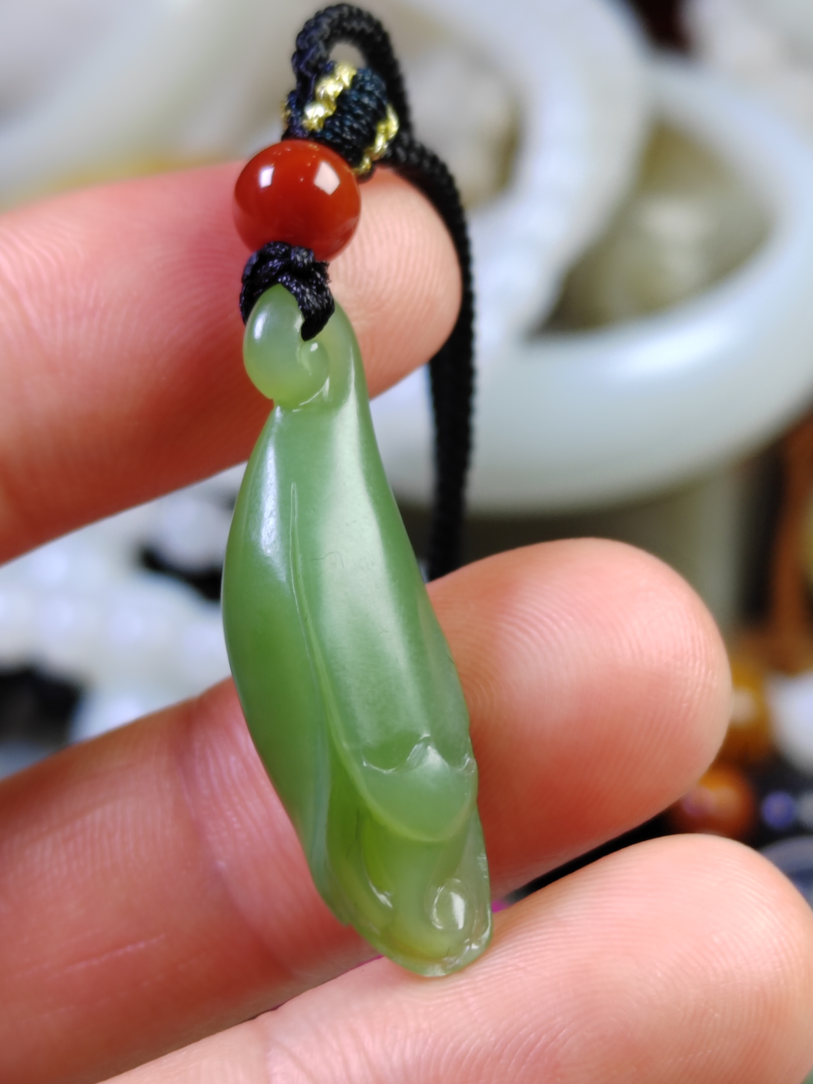 和田玉 俄碧 果绿色  玉兰花吊坠  油性足  工艺精湛
