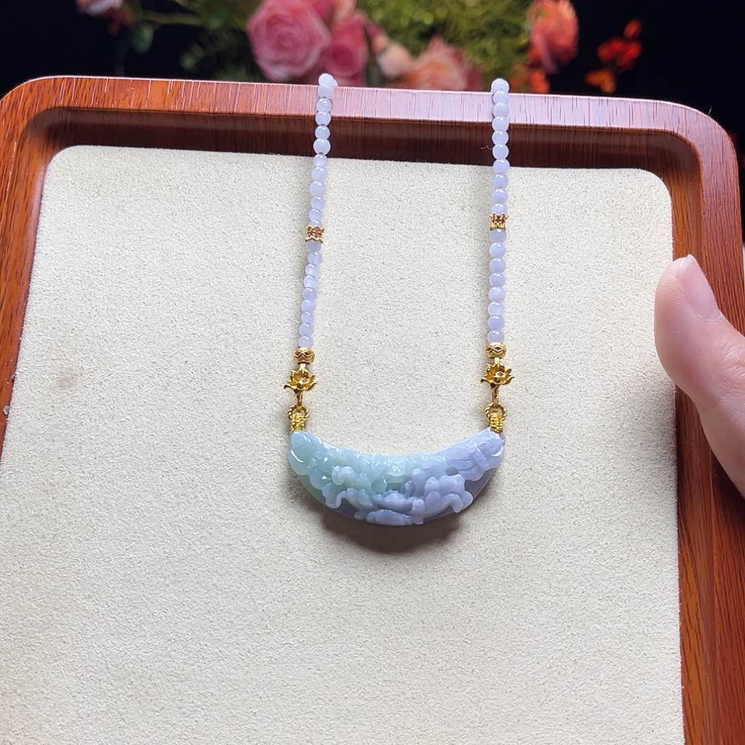 翡翠颈饰未镶嵌 弯弯