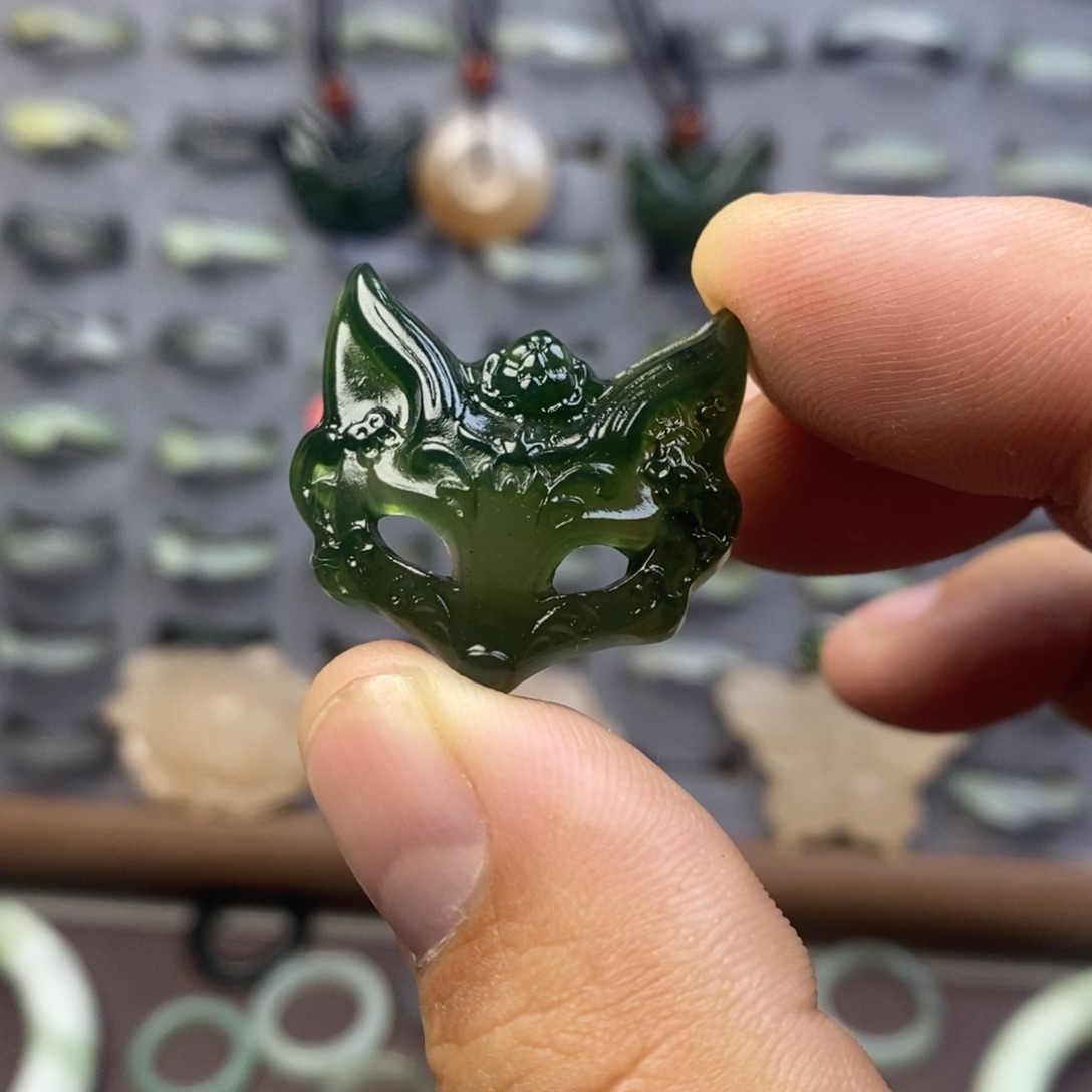 蛇纹石玉颈饰未镶嵌