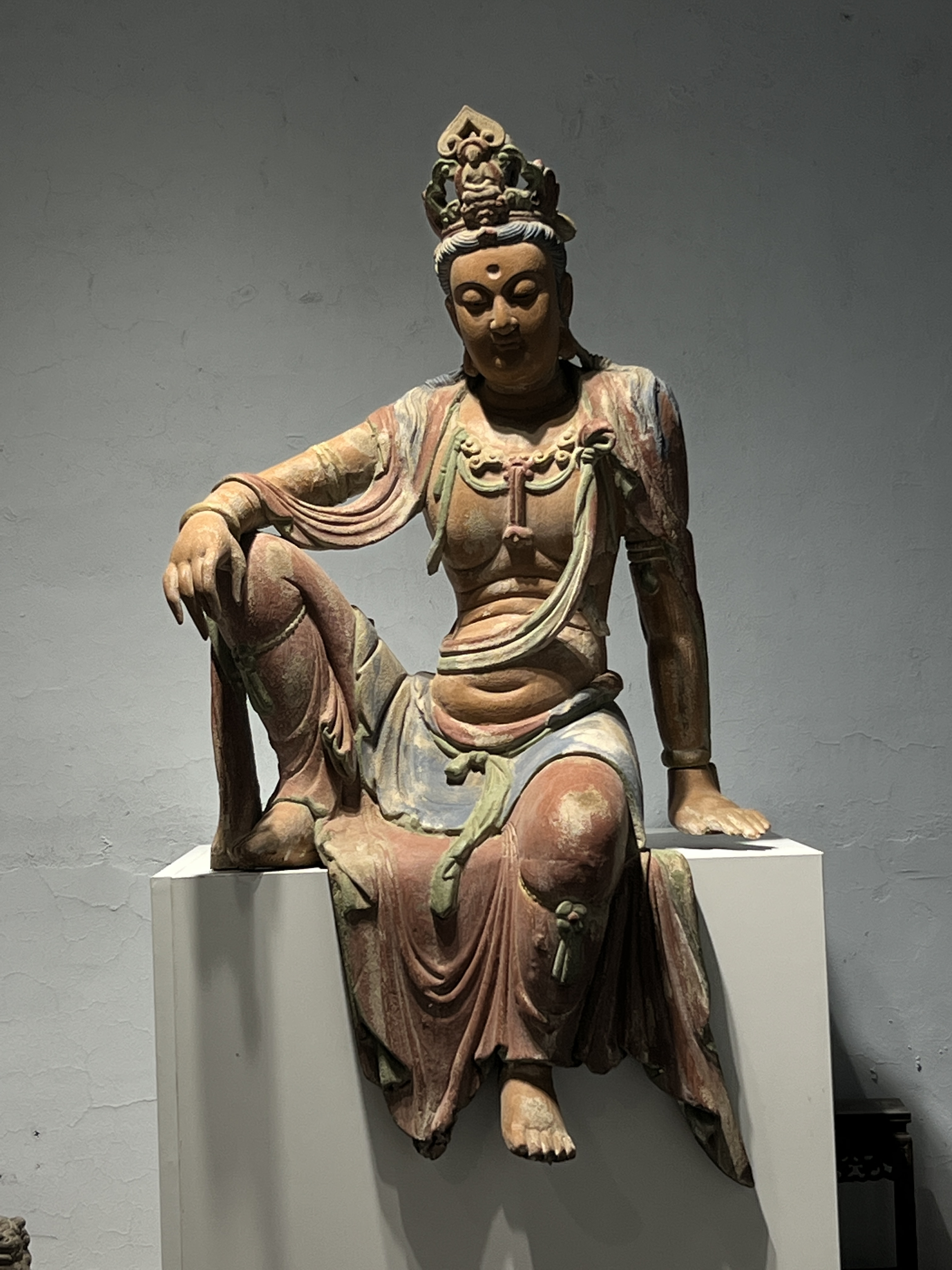 楠木彩绘自在观音造像摆件