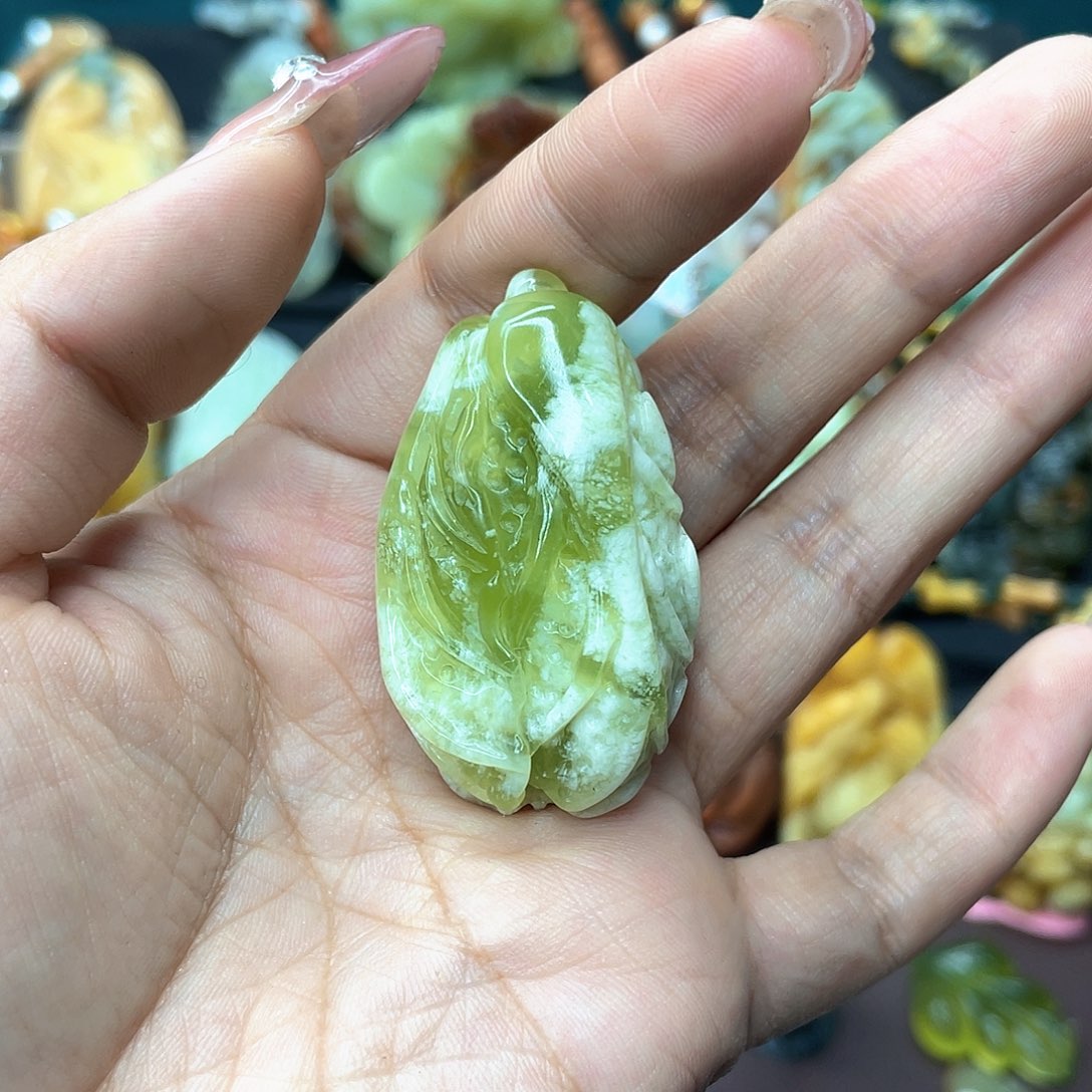 蛇纹石玉颈饰未镶嵌