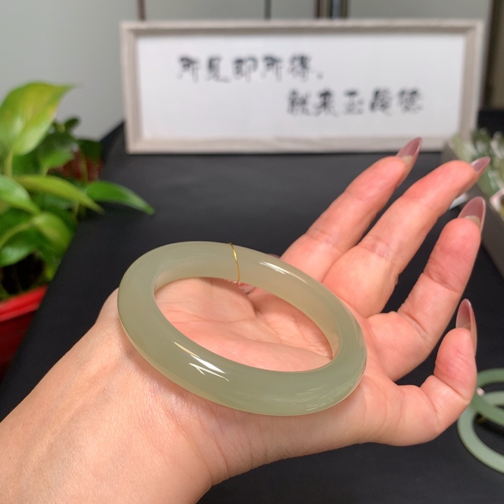 和田玉手镯未镶嵌拿****汁