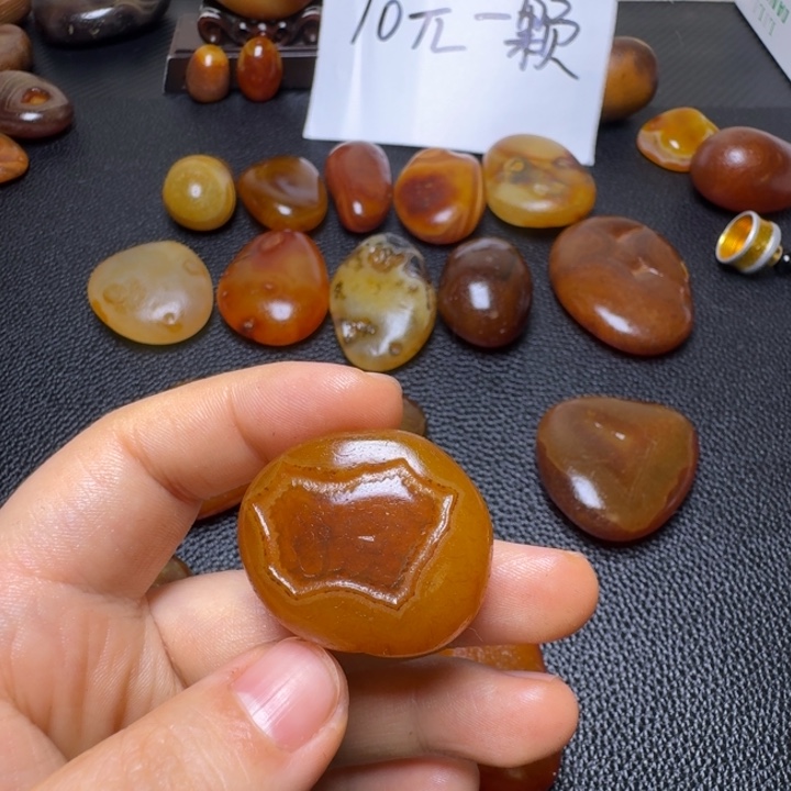 可***可瓷片马达加斯加奇石手把件