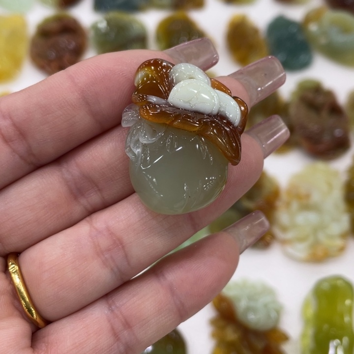 蛇纹石玉未镶嵌颈饰