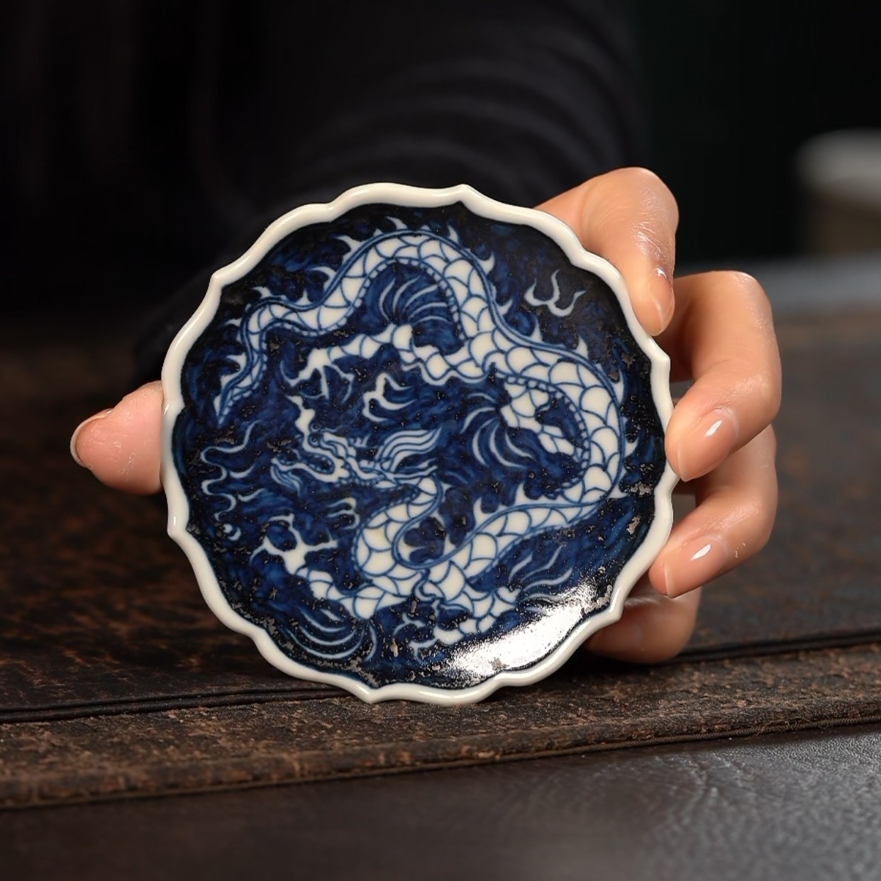 【品遗敬仁】赏君仿元青花蓝地龙纹莲瓣杯垫盖置 直径9cm