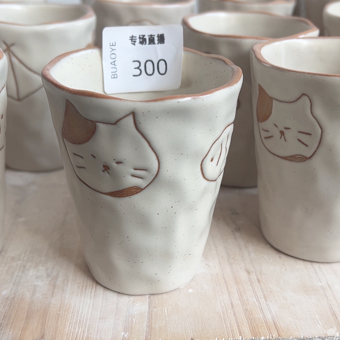 摆件陶手握杯子300