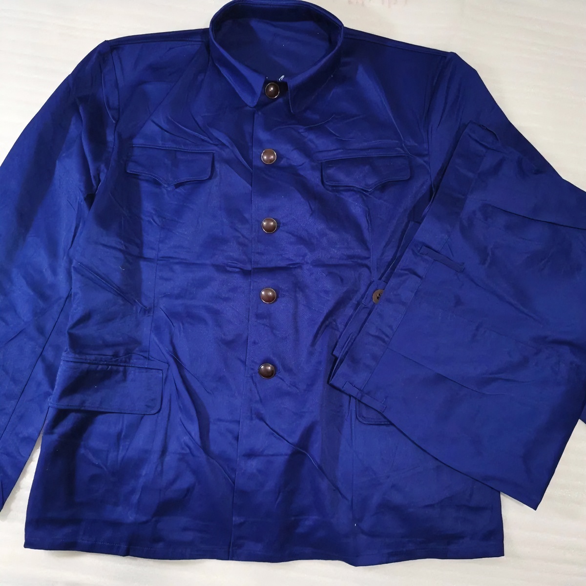 老式蓝色迪卡套装