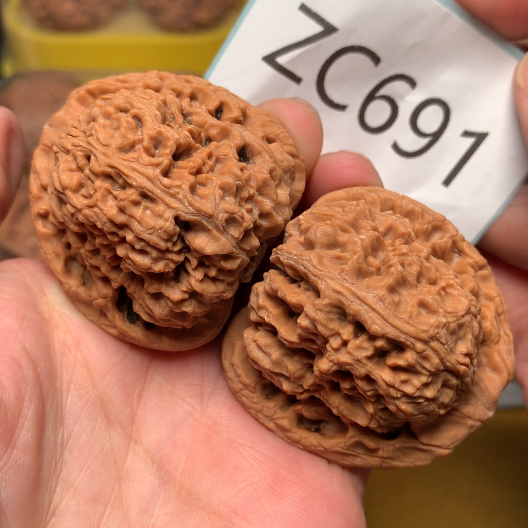 文玩核桃把件毕业粗筋红皮炮弹南疆石44