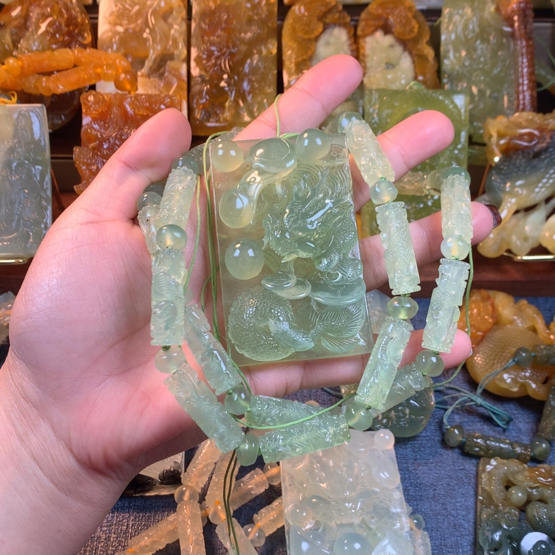 蛇纹石玉未镶嵌颈饰