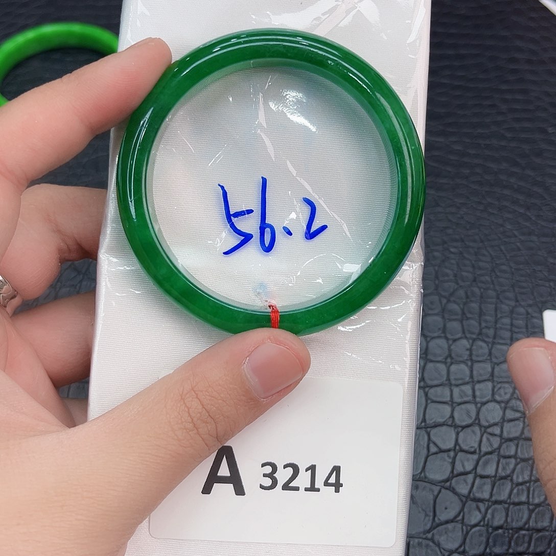 翡翠手镯未镶嵌小****坊多样性