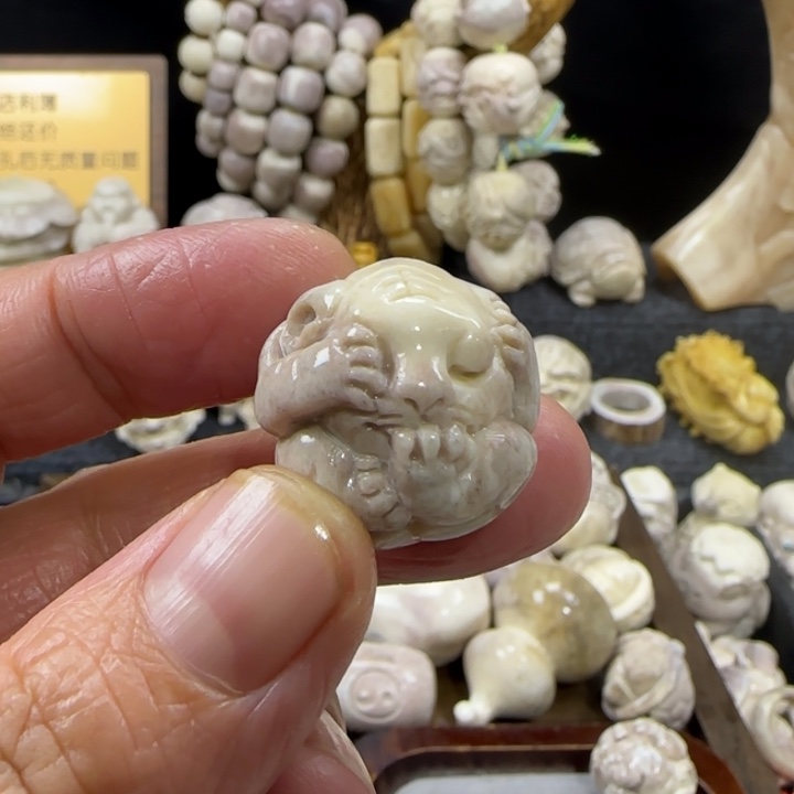 软***哒非金属配饰鹿角雕刻老虎