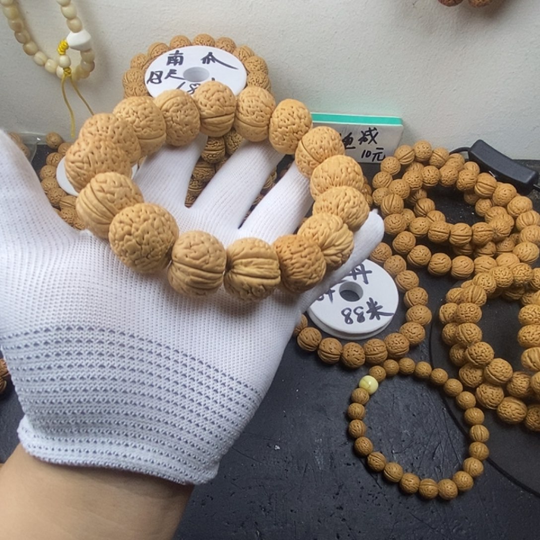 否***来桃核吊坠桃源居的一名老阿姨表示