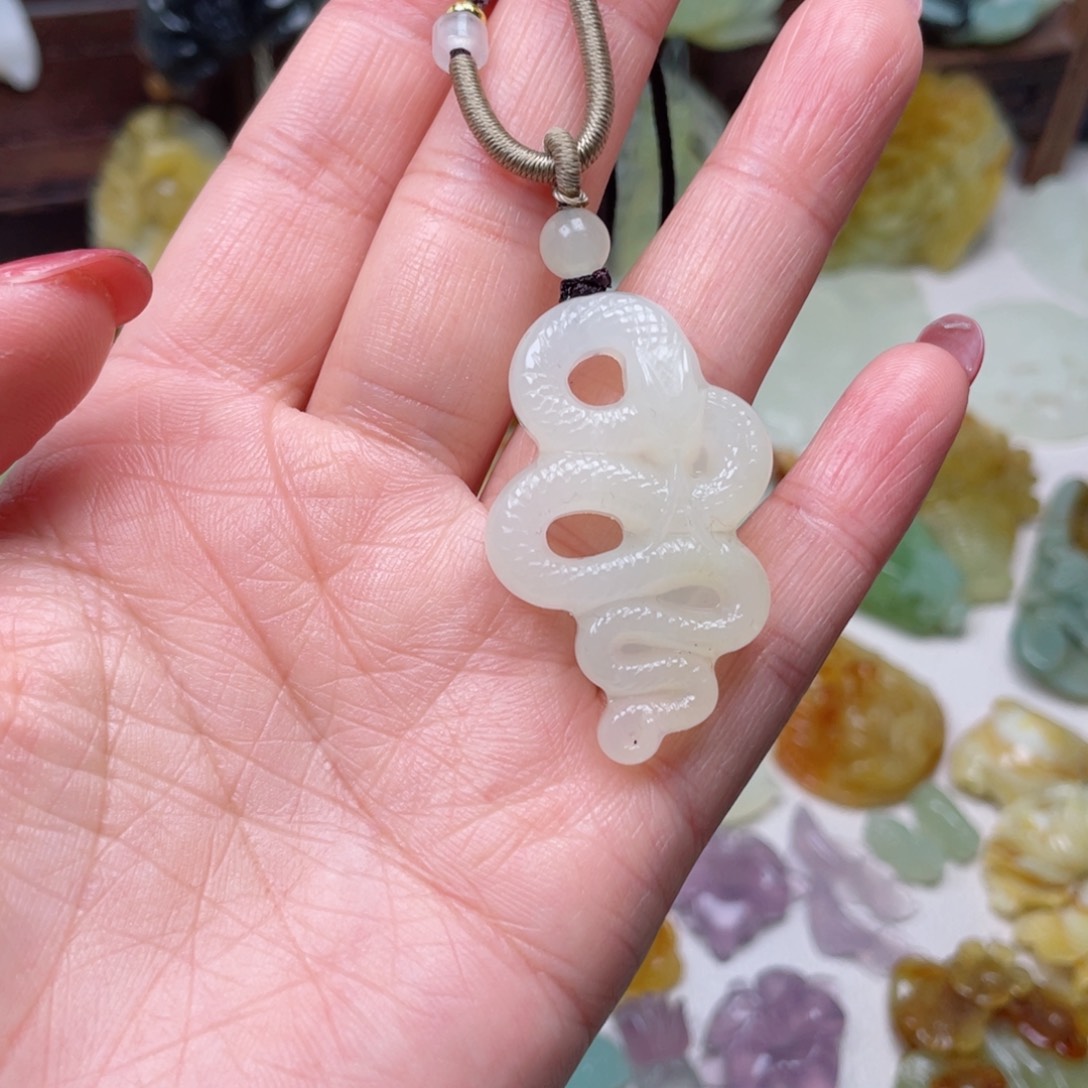 蛇纹石玉颈饰未镶嵌