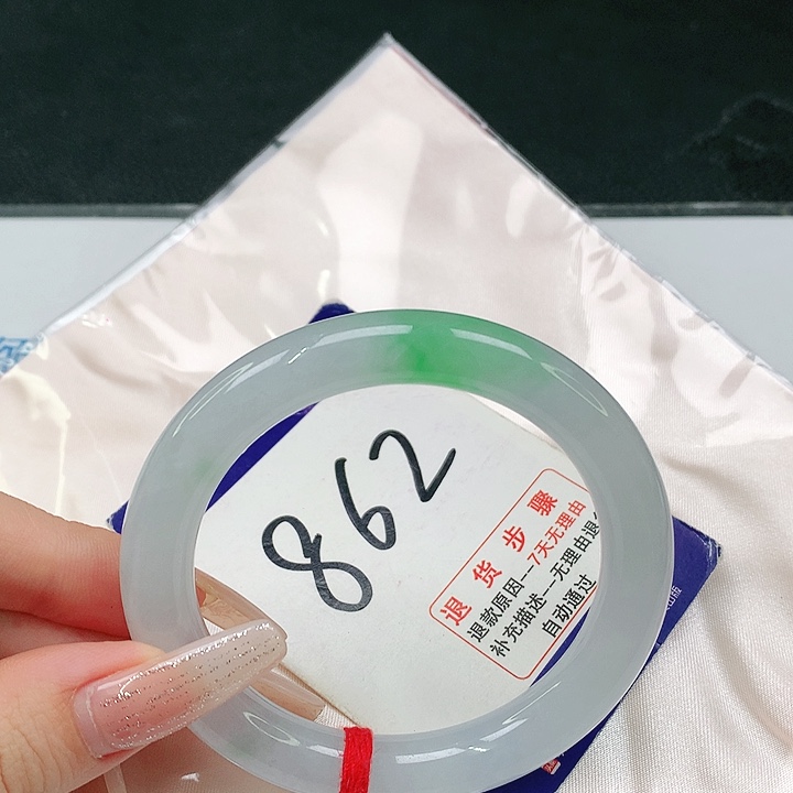 未镶嵌手镯（圆镯）翡翠?*